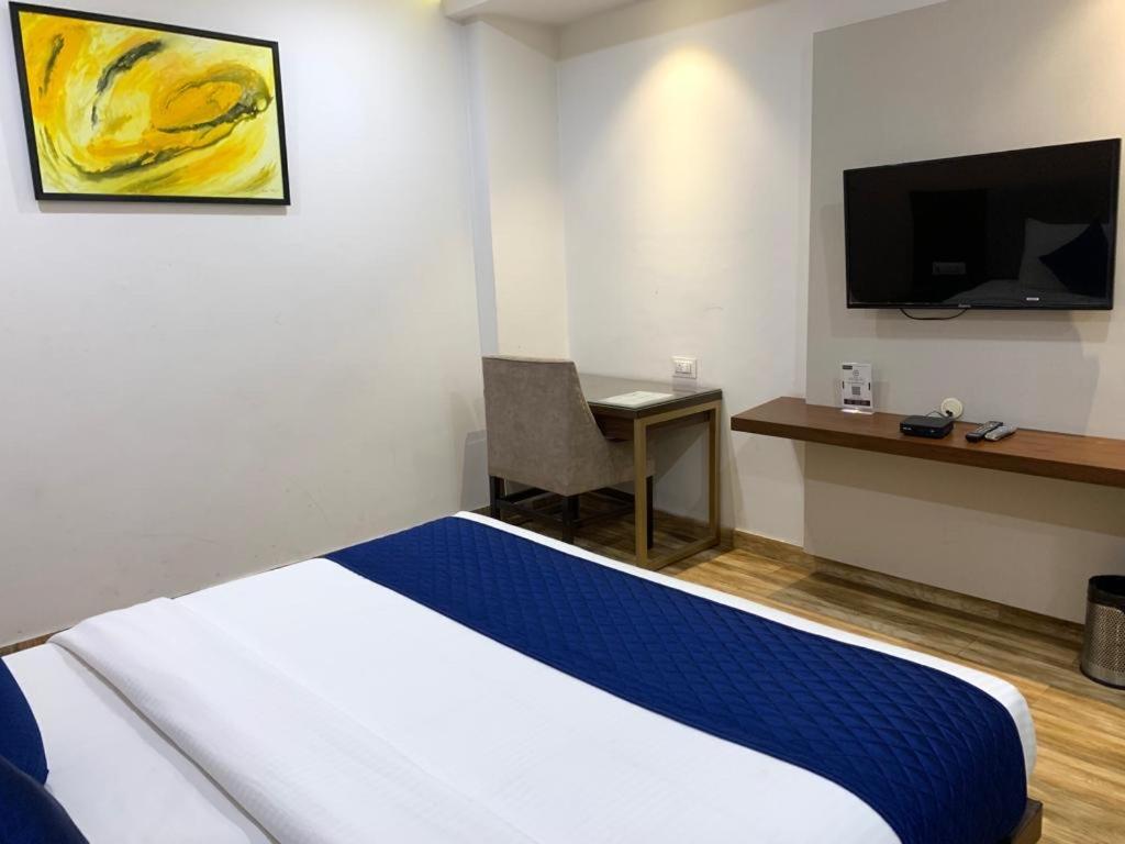 Hotel Ak Suites Patiāla Екстериор снимка