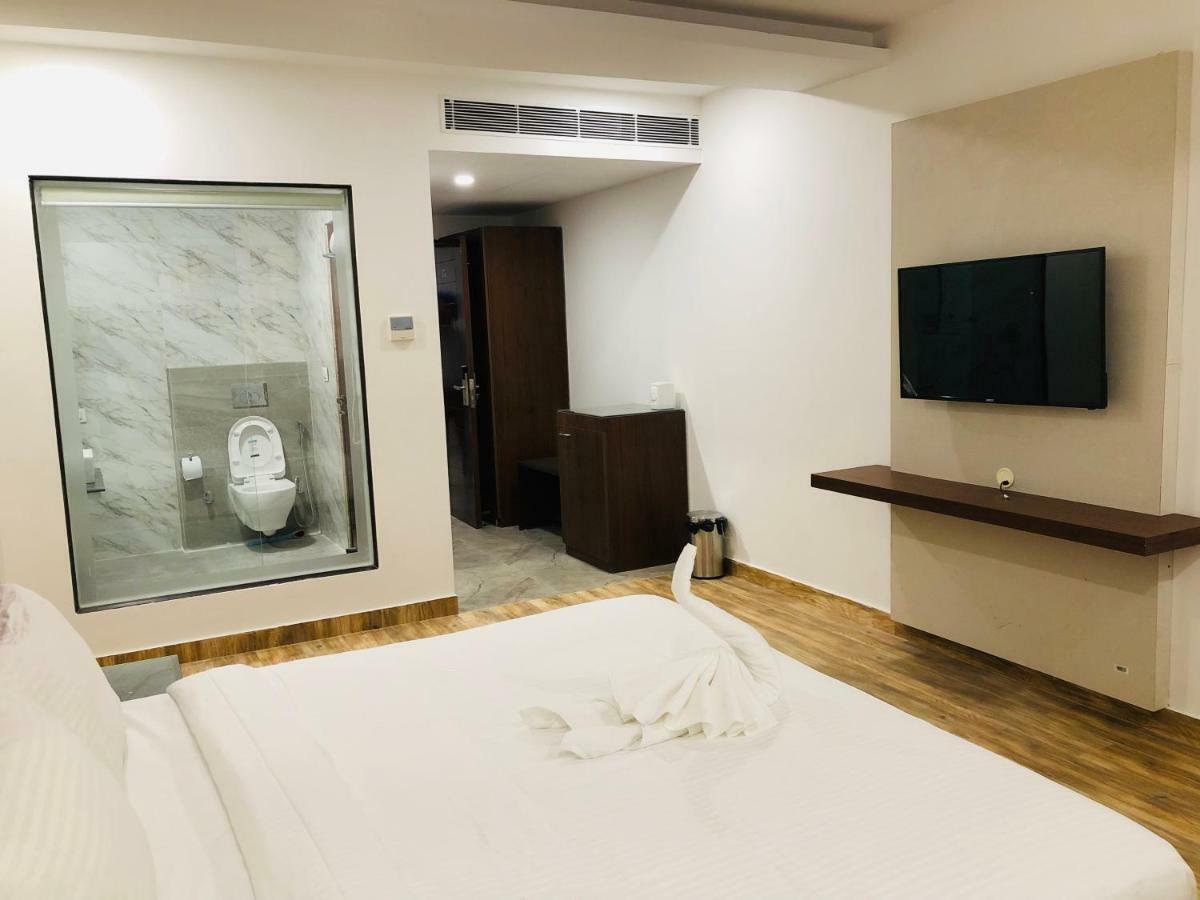 Hotel Ak Suites Patiāla Екстериор снимка