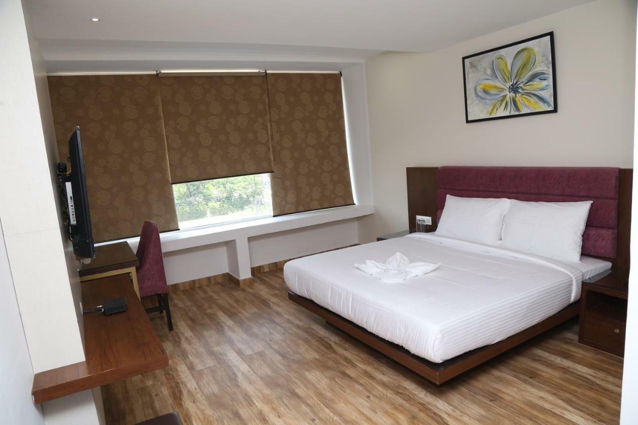Hotel Ak Suites Patiāla Екстериор снимка